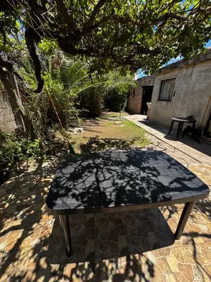 a picnic table in the shade of a tree at Casa pleno centro Villa Dolores in Villa Dolores