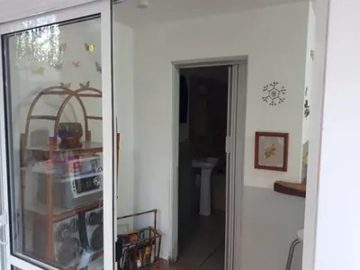 a hallway with a door open to a room at Dúplex el descanso in Villa Anizacate