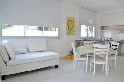 a living room with a couch and a table and chairs at RM Dpto a pocas cuadras del centro in Villa Carlos Paz