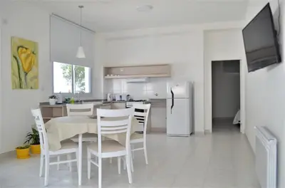 a kitchen and dining room with a table and chairs at RM Dpto a pocas cuadras del centro in Villa Carlos Paz