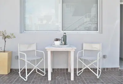 a white table and two chairs in a room at RM Dpto a pocas cuadras del centro in Villa Carlos Paz