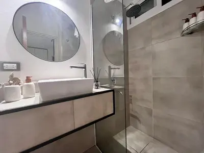 a bathroom with a sink and a mirror at Departamento para 3 personas Zona Nueva Córdoba in Cordoba