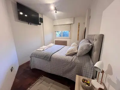 a small bedroom with a bed and a flat screen tv at Departamento para 3 personas Zona Nueva Córdoba in Cordoba
