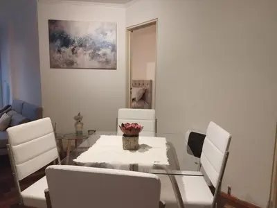 a dining room with a glass table and white chairs at Departamento para 3 personas Zona Nueva Córdoba in Cordoba