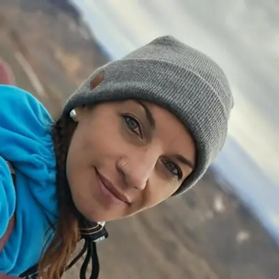 a young woman wearing a hat and smiling at the camera at Complejo La Paz in Villa Carlos Paz
