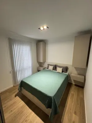 a bedroom with a green bed in a room at Apart Miralejos 17 villa carlos Paz in Cordoba