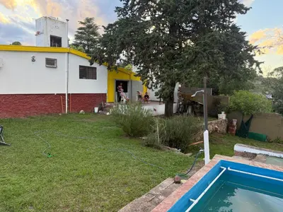 a backyard with a pool and a house at Casa en Villa Carlos Paz in Estancia Vieja