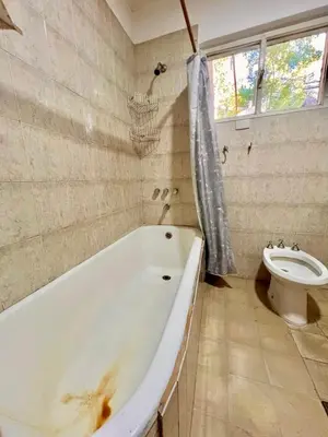 a dirty bathroom with a tub and a toilet at Casa del lago in Embalse