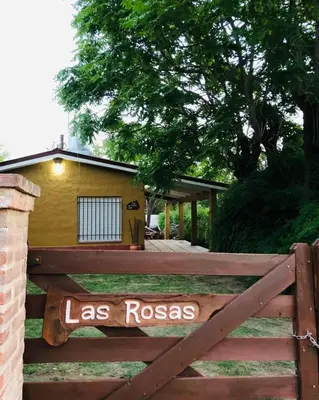 a wooden fence with a sign that reads las rojas at Cabaña - casa - chalet con pileta a minutos de Villa Carlos Paz para 8 personas in San Roque