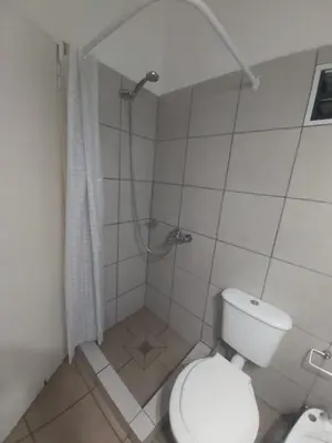 a bathroom with a toilet and a shower at Cabaña - casa - chalet con pileta a minutos de Villa Carlos Paz para 8 personas in San Roque