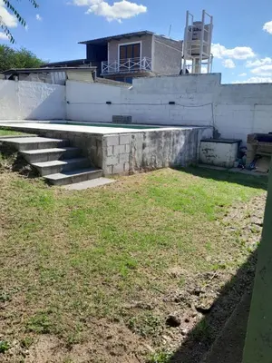 a concrete retaining wall with stairs in a yard at Cabañas Margaret in Santa María