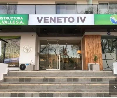 a verizon tv store with stairs in front of it at Venetto IV in Cordoba