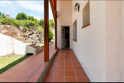 a hallway of a house with a tile walkway at Casa D'amico in Villa General Belgrano