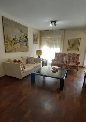 a living room with a couch and a coffee table at Amplio departamento céntrico con cochera in Río Cuarto