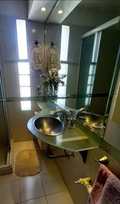 a bathroom with a sink and a mirror at Amplio departamento céntrico con cochera in Río Cuarto