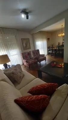 a living room with a couch and a table at Amplio departamento céntrico con cochera in Río Cuarto