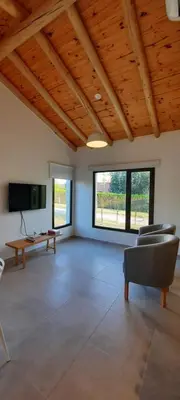 a living room with a couch and a tv at Casa de Campo Roca - Exclusivo para Parejas in Villa Cura Brochero
