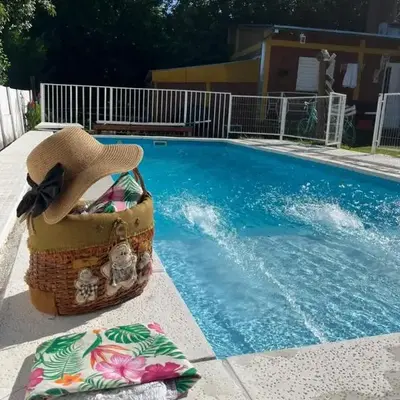 Complejo cerca del rio