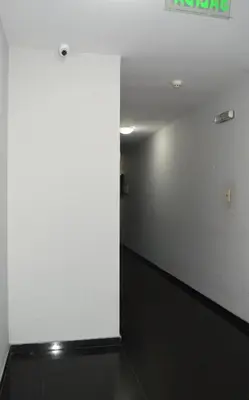 a hallway with a white wall and a sign on the wall at Bellísimo apartamento con vistas a la ciudad in La Porteña