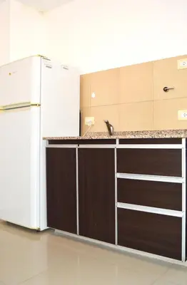 a kitchen with a sink and a refrigerator at Bellísimo apartamento con vistas a la ciudad in La Porteña