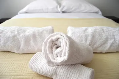a pile of towels sitting on top of a bed at Bellísimo apartamento con vistas a la ciudad in La Porteña