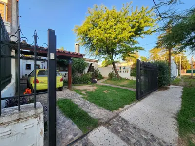 a gate to a house with a driveway at Habitaciones El Benteveo in Cordoba