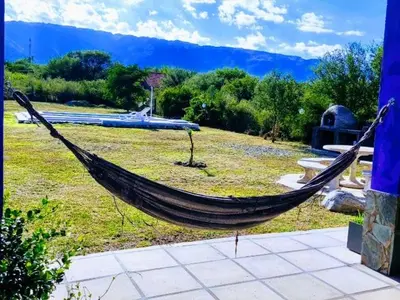 a hammock in a garden with a field of grass at Casa grande Flor Silvestre in Carpintería