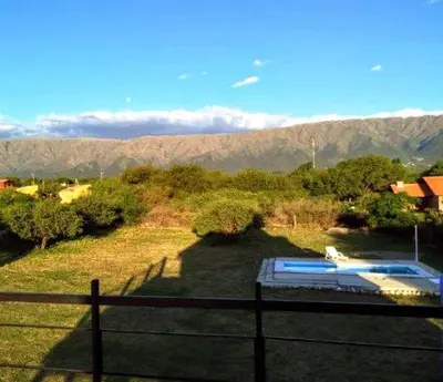 a view of a backyard with a swimming pool and a fence at Casa grande Flor Silvestre in Carpintería