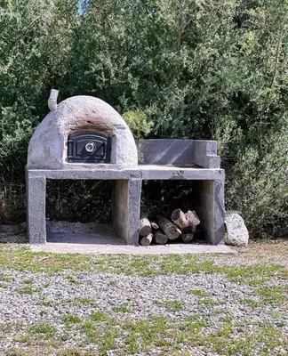 a stone oven with a tv on top of it at Casa grande Flor Silvestre in Carpintería