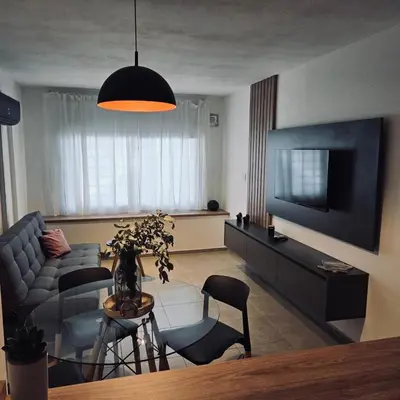 a living room with a couch and a tv at Departamento luminoso y acogedor en Alberdi in Cordoba
