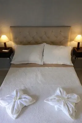 a bed with two white bows on top of it at Mi Espacio Departamento en Alta Gracia in Alta Gracia