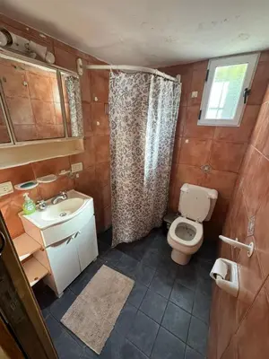 a small bathroom with a toilet and a sink at Patio Serrano - Casa privada en planta baja in Villa Carlos Paz