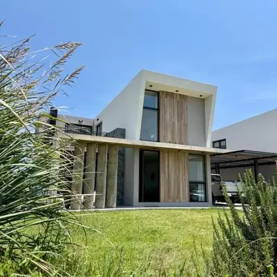 Duplex con pileta frente a lago Los Molinos
