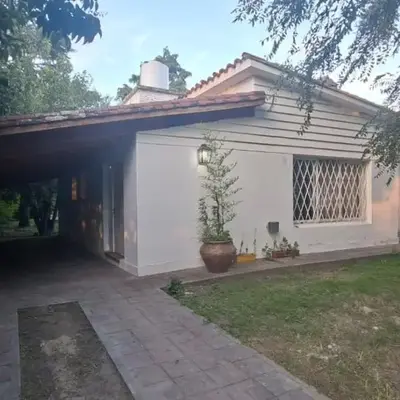 Casa con pileta y jardín - 3 dormitorios