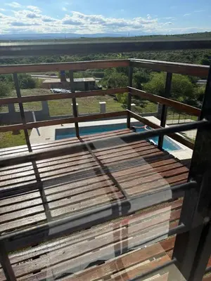 a wooden bench sitting on top of a building at Hermosa Casa en Mirador del Lago - Bialet Masse in Bialet Massé
