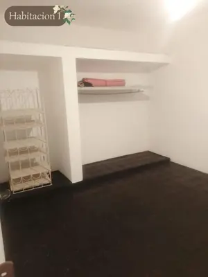 a room with a white wall and a shelf at Departamento dos habitaciones en zona tranquila in Cordoba