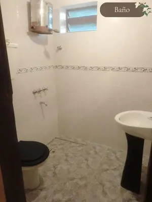a bathroom with a toilet and a sink at Departamento dos habitaciones en zona tranquila in Cordoba