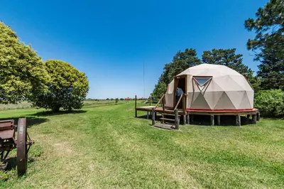 a yurt in the middle of a field at El Encuentro Casa de Campo in Río Cuarto