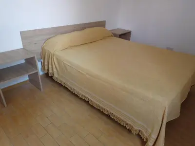 a bed in a room with a wooden floor at Luminoso in Villa Carlos Paz