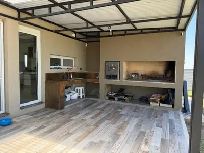 a room with a kitchen with a wooden floor at HOUSE SOUTH en AQUAVISTA VILLA RESIDENCIAL in Malagueño