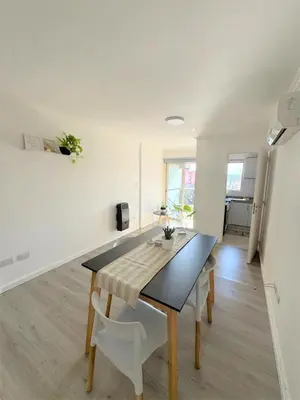 a kitchen and dining room with a table and chairs at Teacher Grace - Departamento 2 dormitorios en Nueva Córdoba in Cordoba