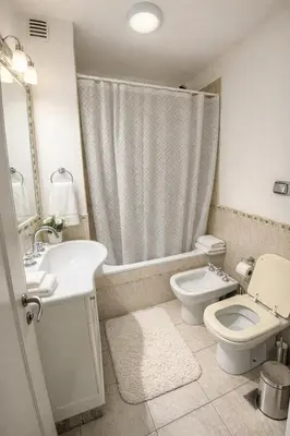 a bathroom with a sink and a toilet and a shower at Teacher Grace - Departamento 2 dormitorios en Nueva Córdoba in Cordoba
