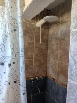 a shower with a shower curtain in a bathroom at Frente al Río Grande in Trapiche