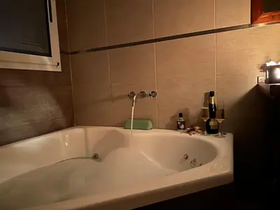 a large white bath tub in a bathroom at Casa Valle del Colibrí in Merlo