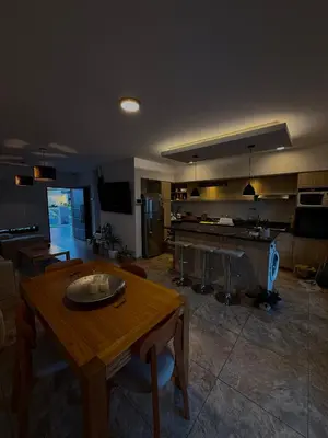 a living room with a table and a kitchen at Estilo y Relax en Manantiales ll in Cordoba