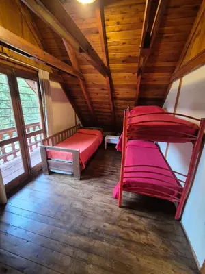 a room with two bunk beds and a wooden ceiling at Cabaña Dario in Villa Independencia