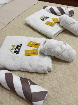 a group of white towels on a bed at Refugio del Alma in Villa Anizacate