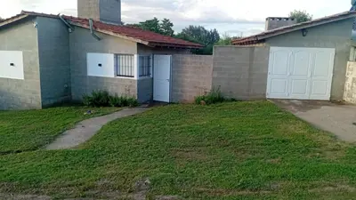a house with a fence and a yard at La casita de Otto in Santa María