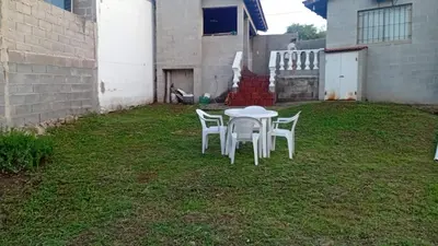 a table and chairs in the yard of a house at La casita de Otto in Santa María