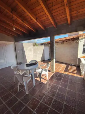 a patio with a table and chairs on a roof at La casita de Otto in Santa María